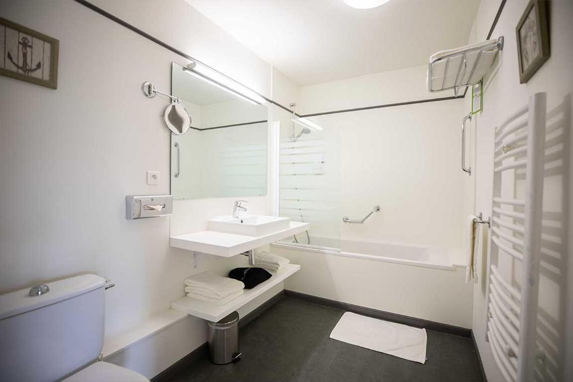 Club Wyndham Normandy Aparthotel Connelles Exteriör bild